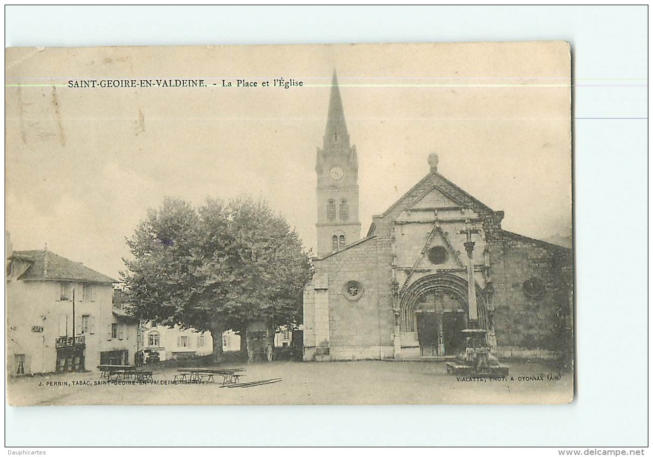 SAINT GEOIRE En VALDAINE -La Place Et  L'  Eglise  -  2 Scans - Saint-Geoire-en-Valdaine