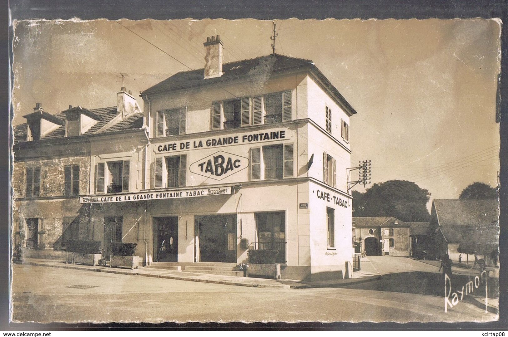 VILLENEUVE - Le - ROI . La Place De La Grande Fontaine Et Le  Café . Etat . - Villeneuve Le Roi