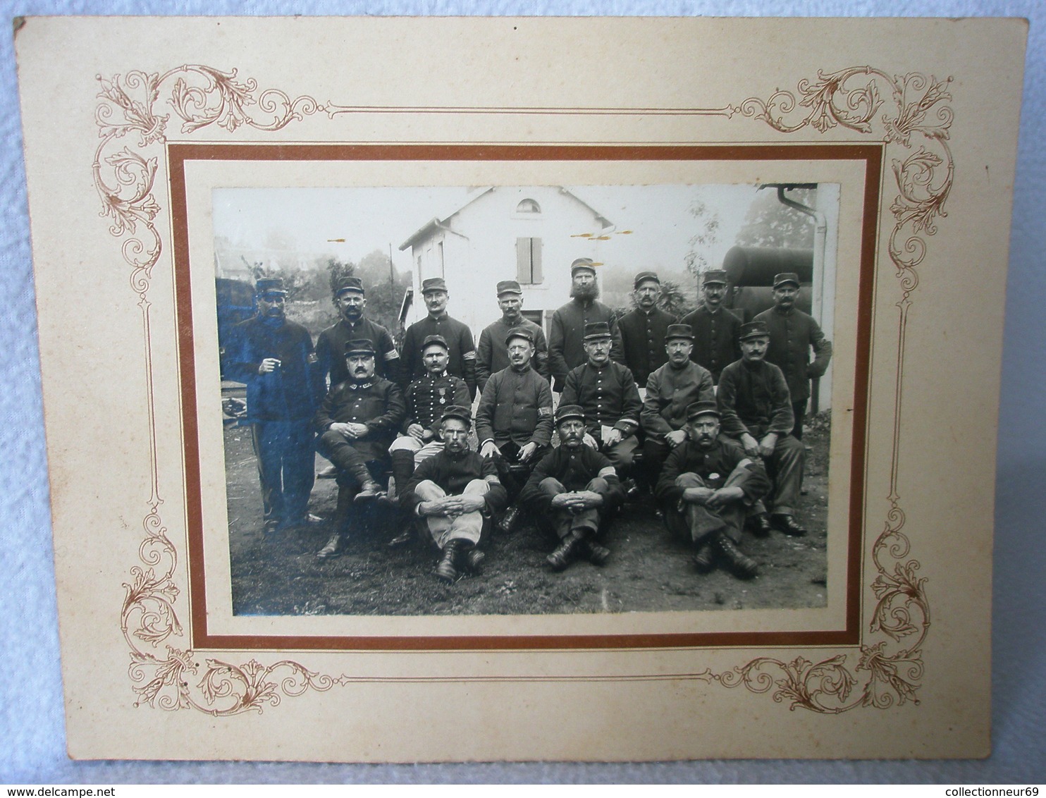 Ancienne Photo Collée Sur Carton / Réserviste Défense Du Territoire Poilu De 14/18 Groupe De Soldat WW1 - Guerre, Militaire