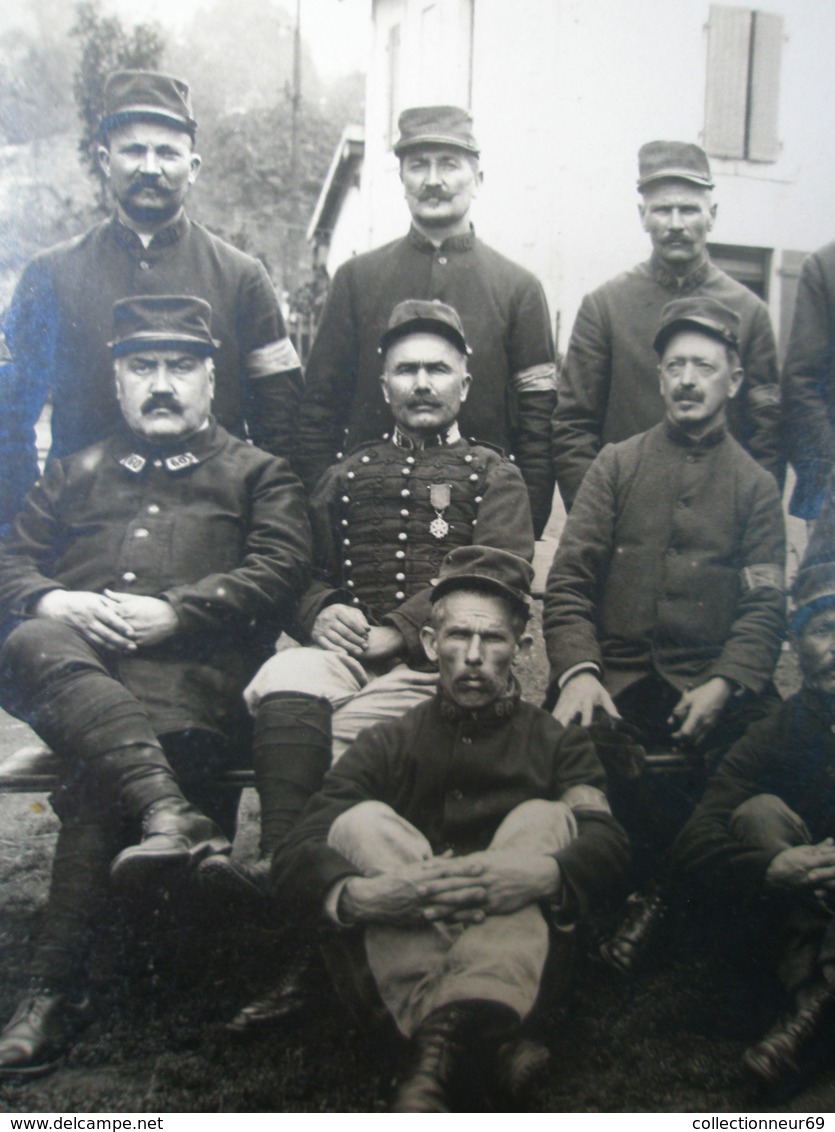 Ancienne Photo Collée Sur Carton / Réserviste Défense Du Territoire Poilu De 14/18 Groupe De Soldat WW1 - War, Military