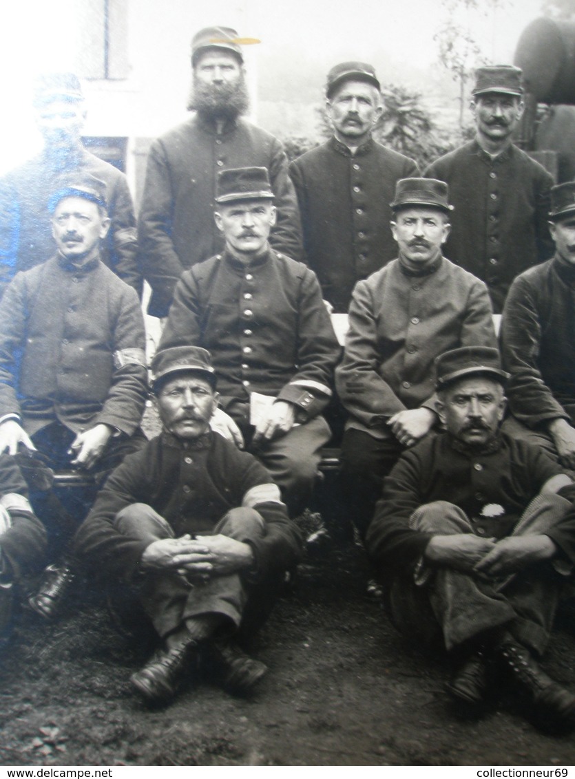 Ancienne Photo Collée Sur Carton / Réserviste Défense Du Territoire Poilu De 14/18 Groupe De Soldat WW1 - War, Military