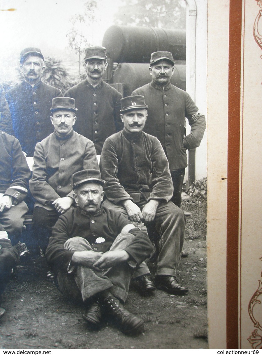 Ancienne photo collée sur carton / Réserviste défense du territoire Poilu de 14/18 groupe de Soldat WW1