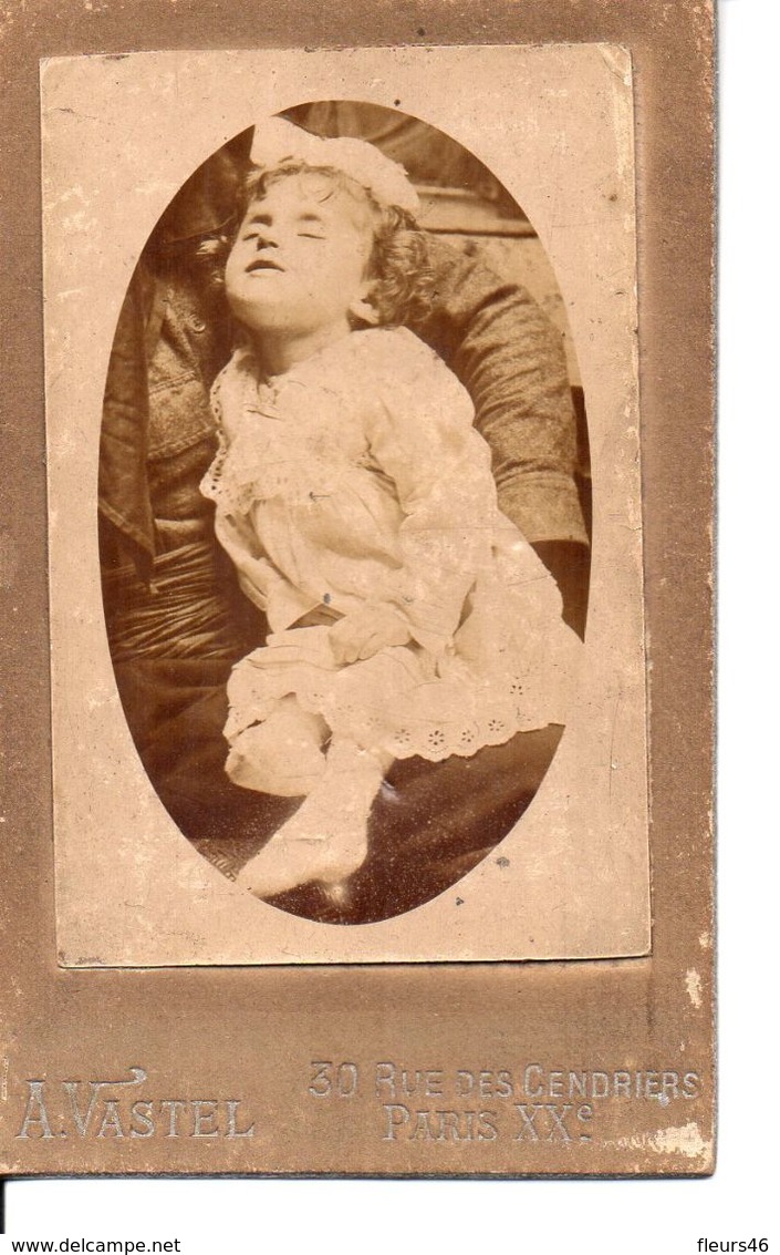 VRAIE PHOTO POST MORTEM Fin XIX° Début XX°  : Petite Fille Avec Un Noeud Dans Les Cheveux . - Alte (vor 1900)