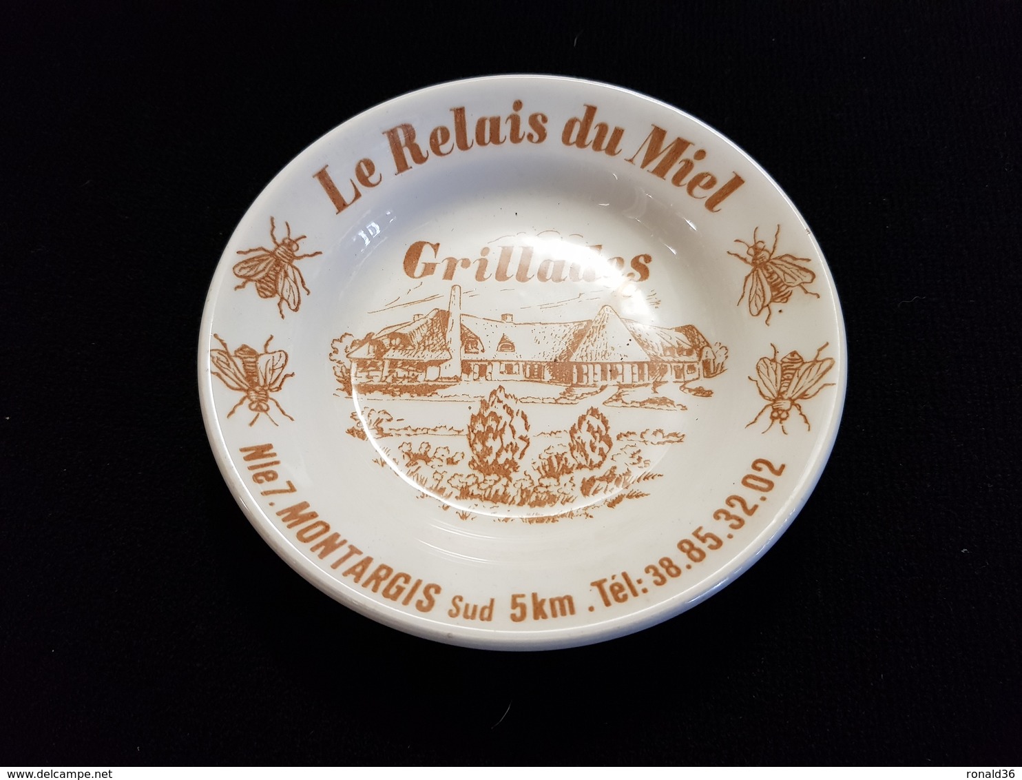 Soucoupe Faience De GIEN Publicité LE RELAIS DU MIELGrillages National 7 MONTARGIS Sud 45 Loiret Abeilles Illustrées - Gien (FRA)