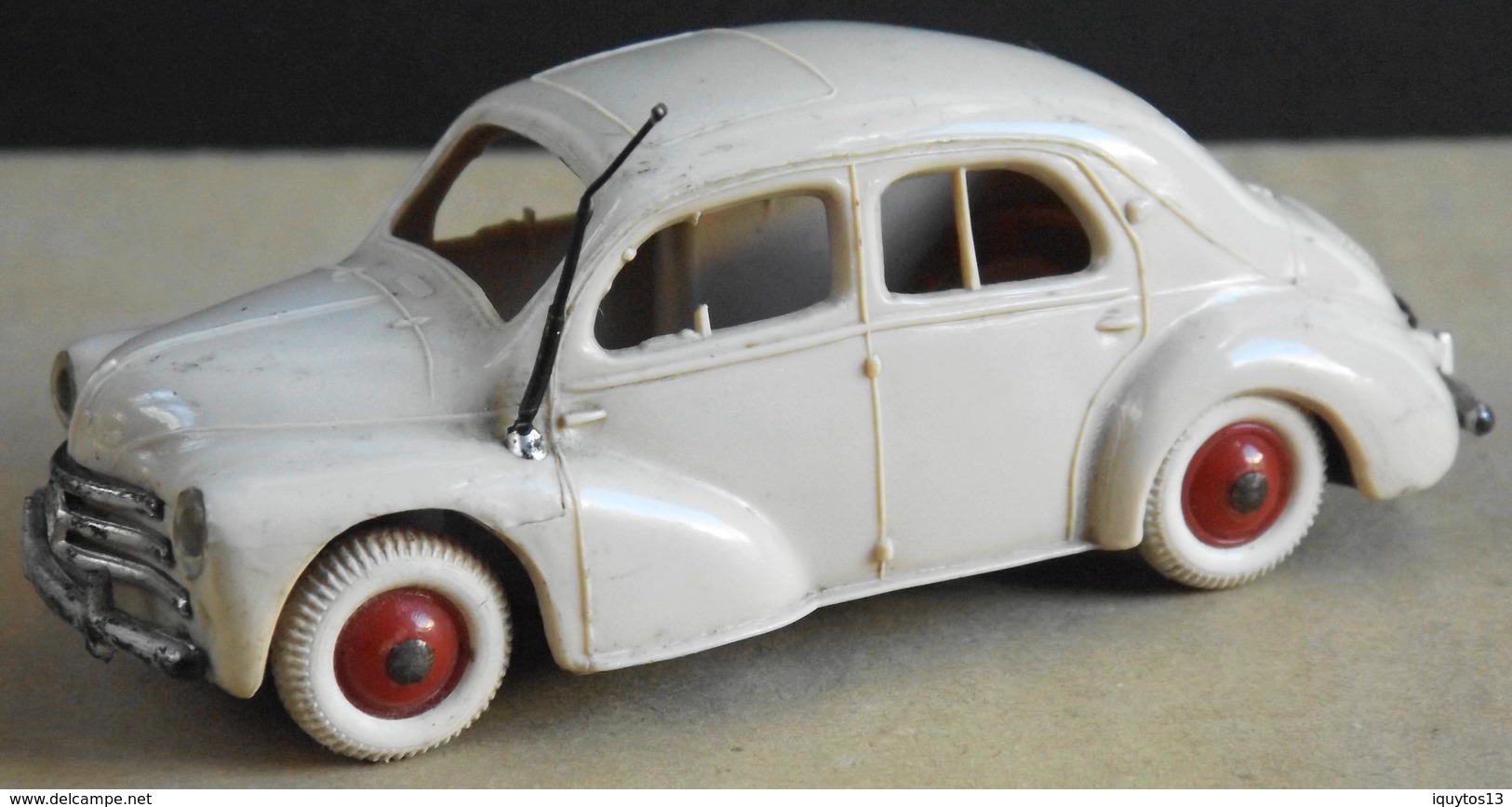 VOITURE 4CV RENAULT - Les Miniatures NOREV Made In France 1/43e - Bon Etat - Norev