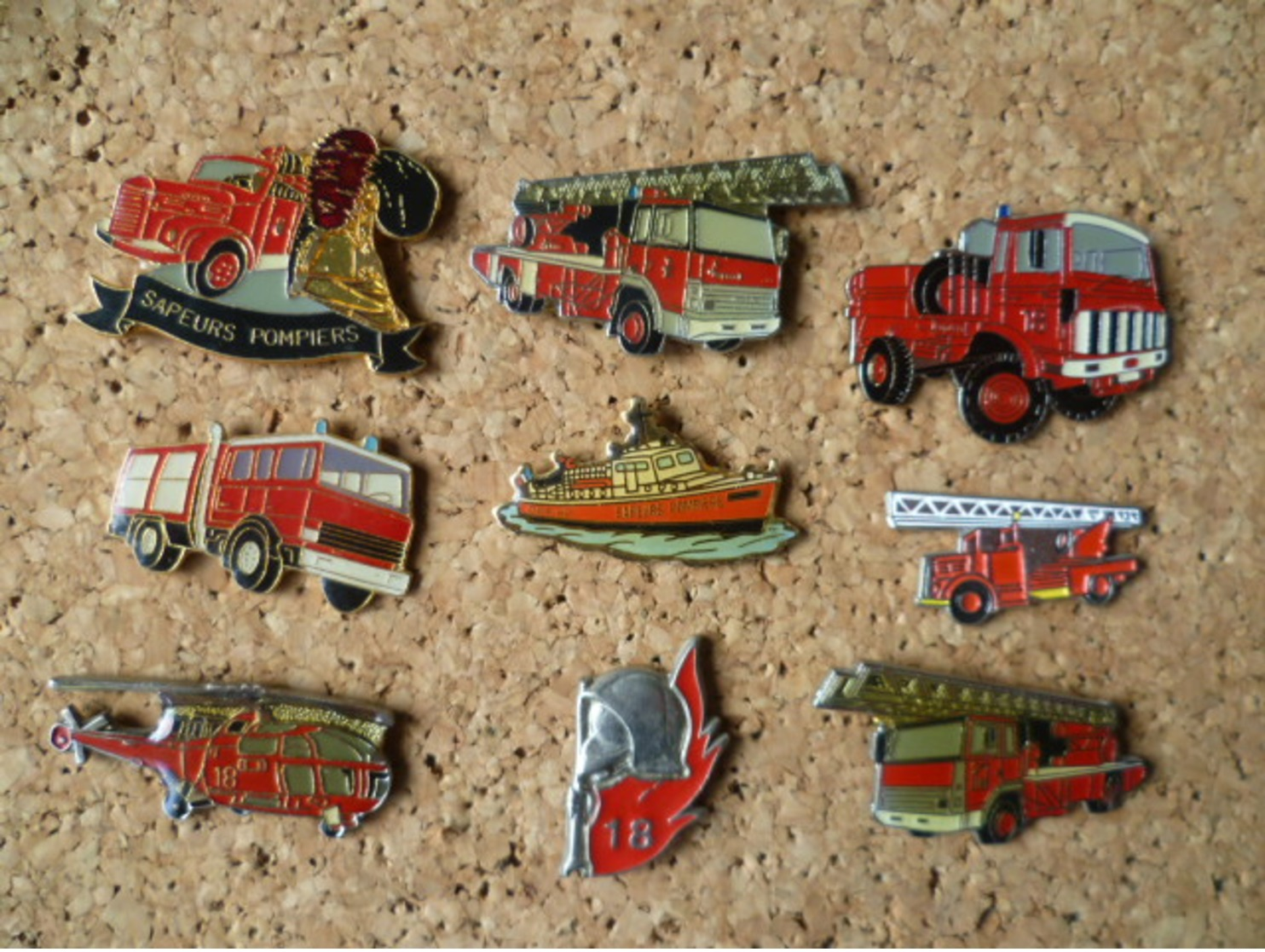 Lot De 9 Pin's ** Vehicule De Sapeurs Pompiers ** Camion ,helicoptere,bateau ,18 Pompier (avec Attaches) - Lots