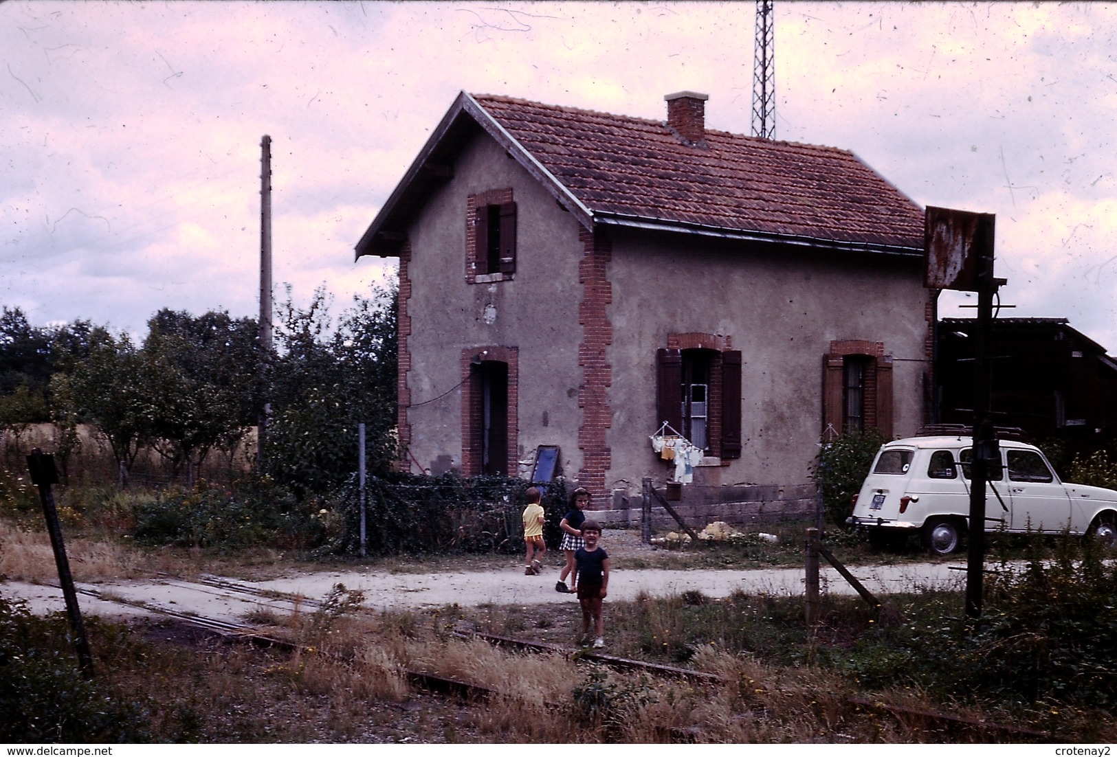 Photo Diapo Diapositive Slide Maisonnette PN 30 ? Passage à Niveau Vers Montereau ? Renault 4L Le 13/08/1971 VOIR ZOOM - Diapositivas