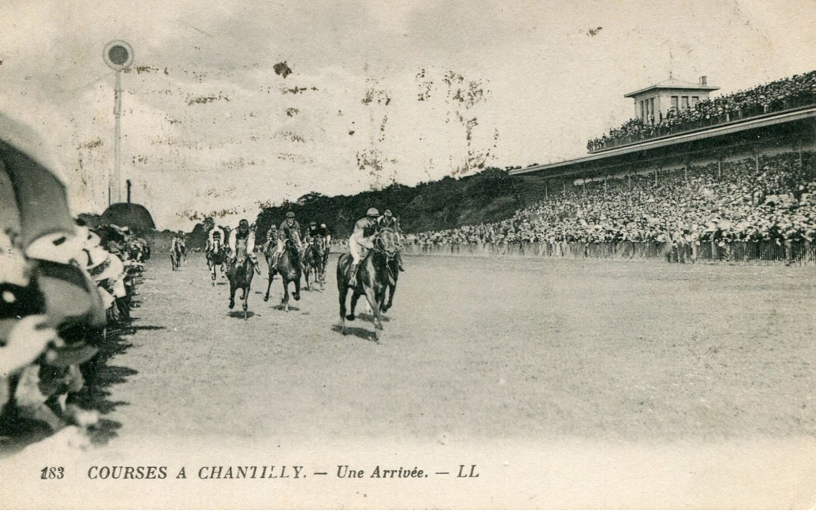 CPA "CHANTILLY"183 "  Une Arrivée - Chantilly