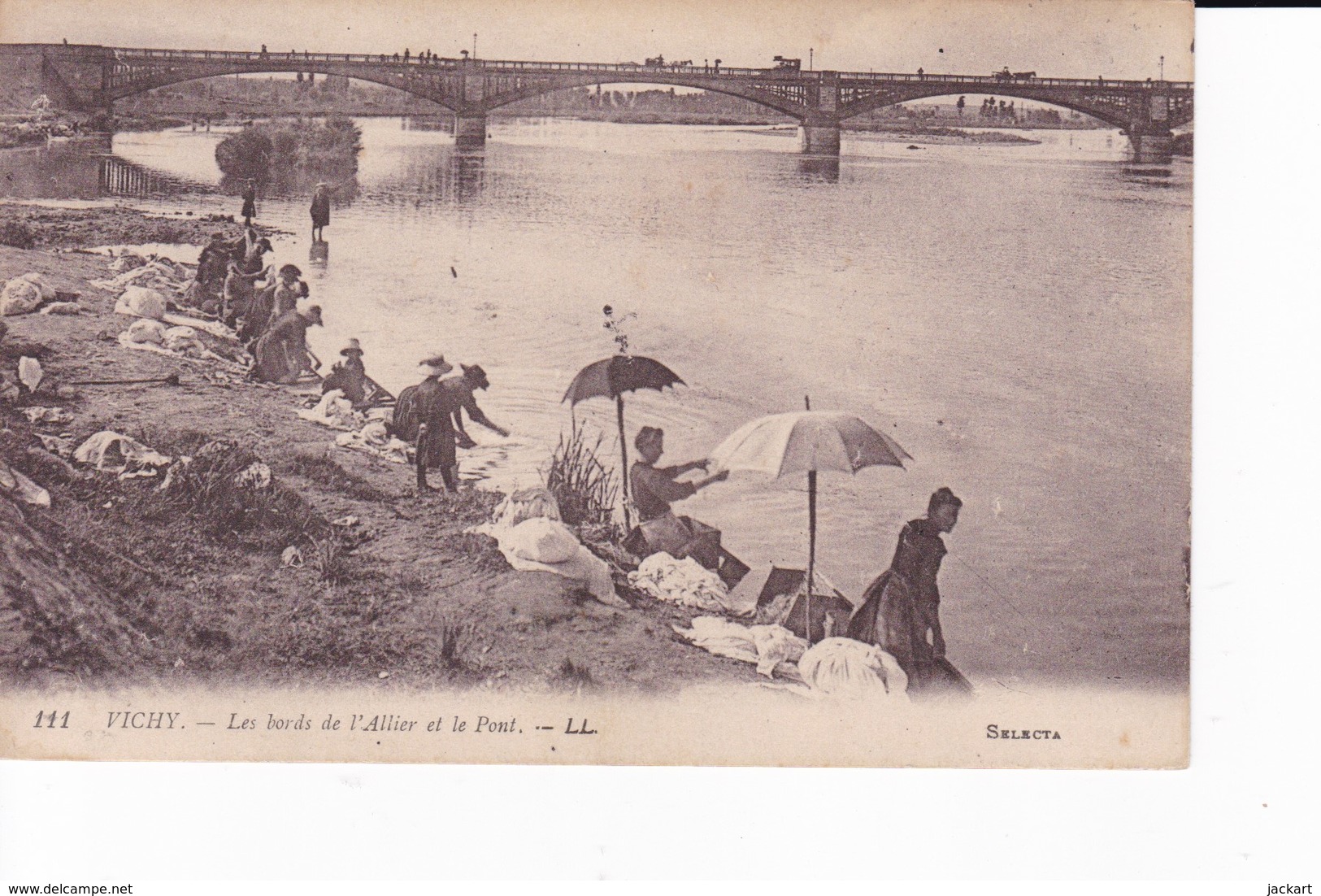 VICHY LES BORDS DE L'ALLIER ET LE PONT - Vichy