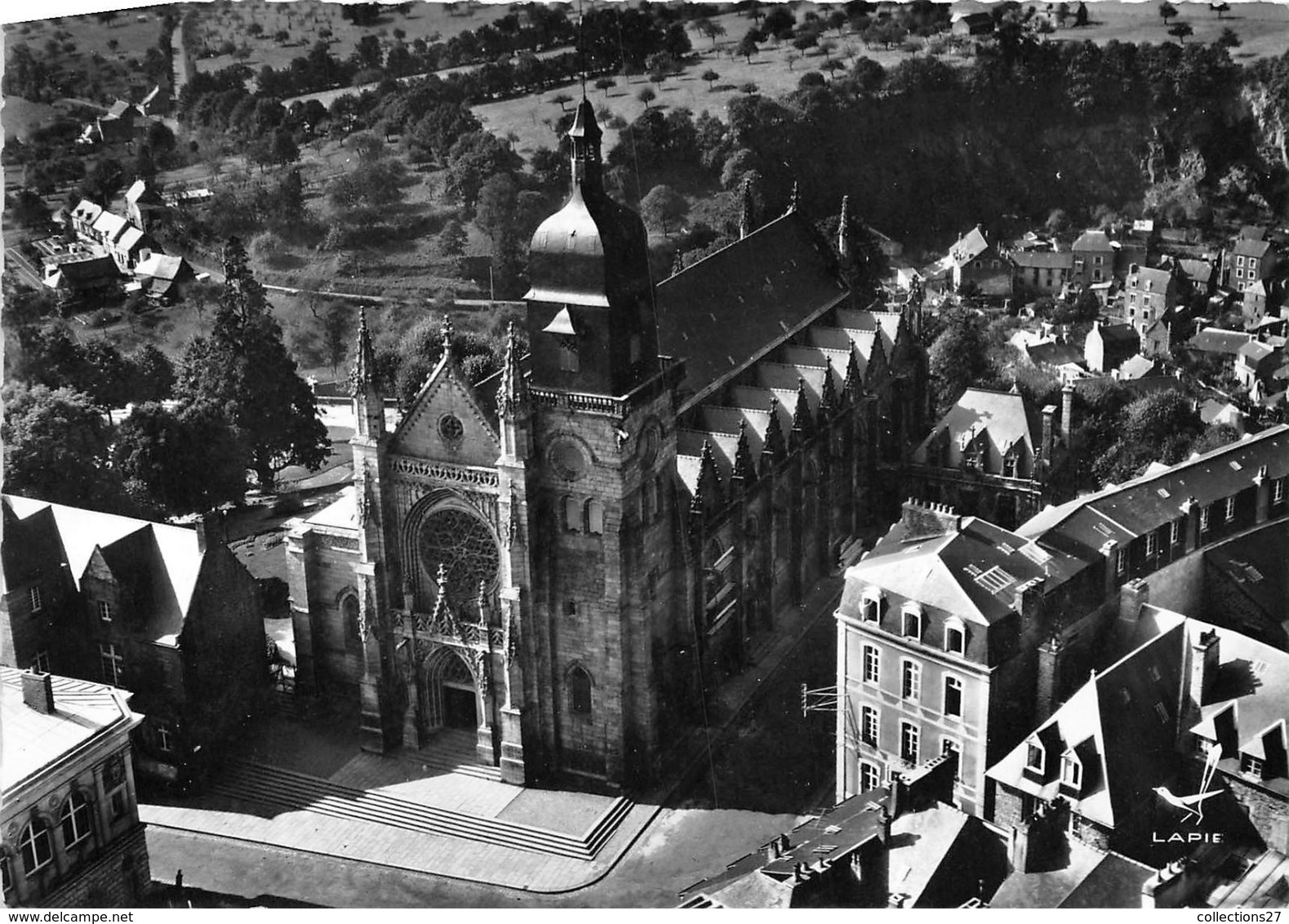 35-FOUGERES- VUE DU CIEL EGLISE ST LEONARD - Fougeres