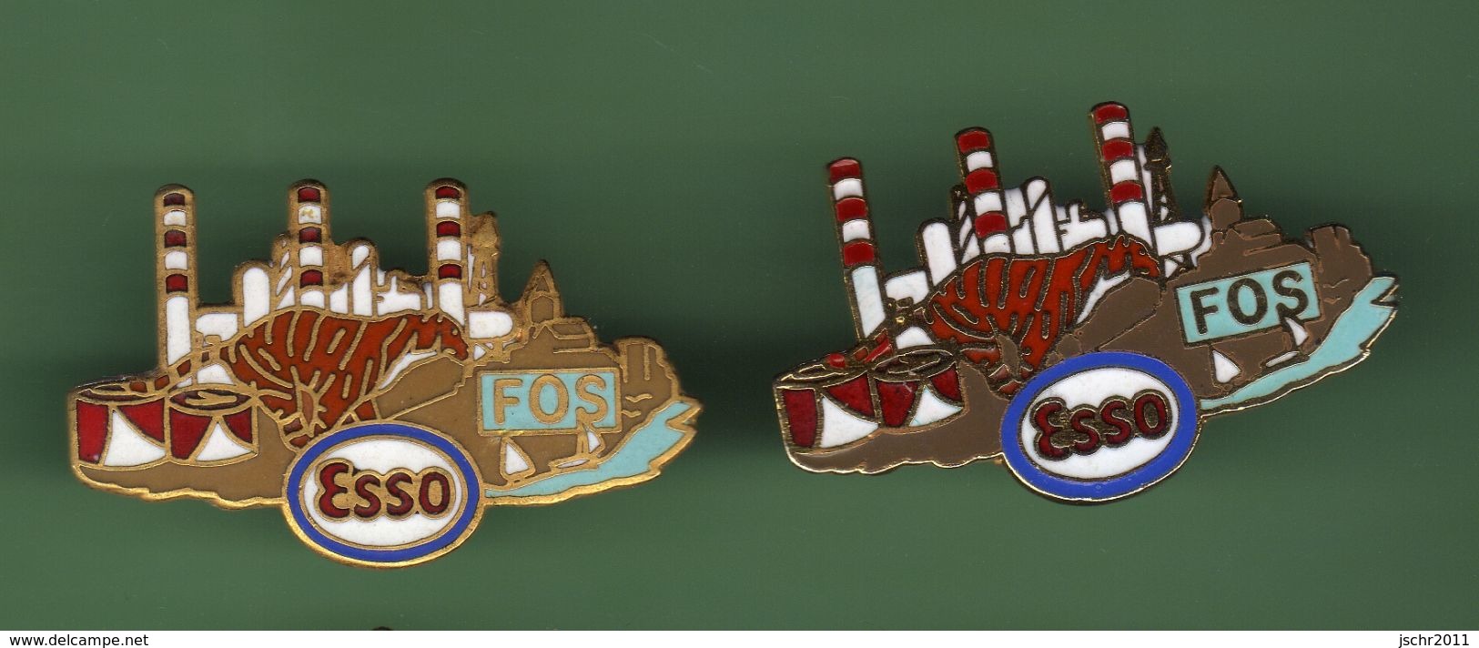 ESSO *** FOS SUR MER *** Lot De 2 Pin's Differents ***  A040 - Carburants