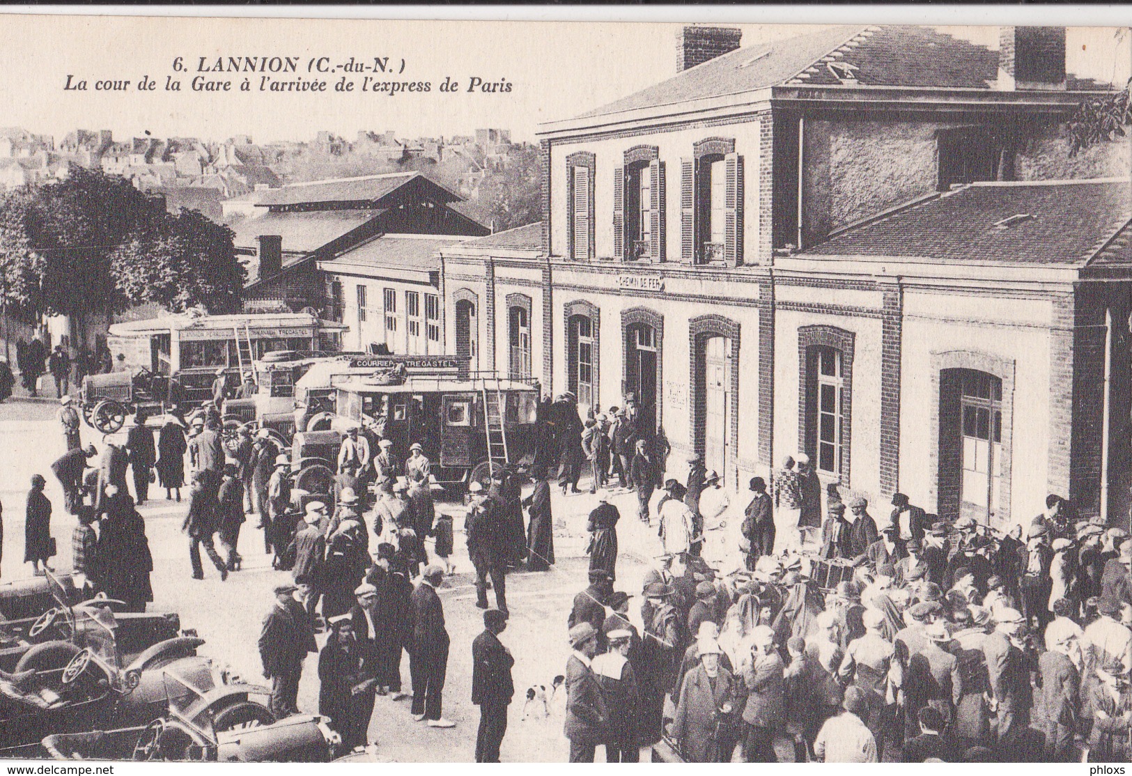 Lannion/22/ La Cour De La Gare à L'arrivée De L'express De Paris/ Réf:fm:351 - Lannion