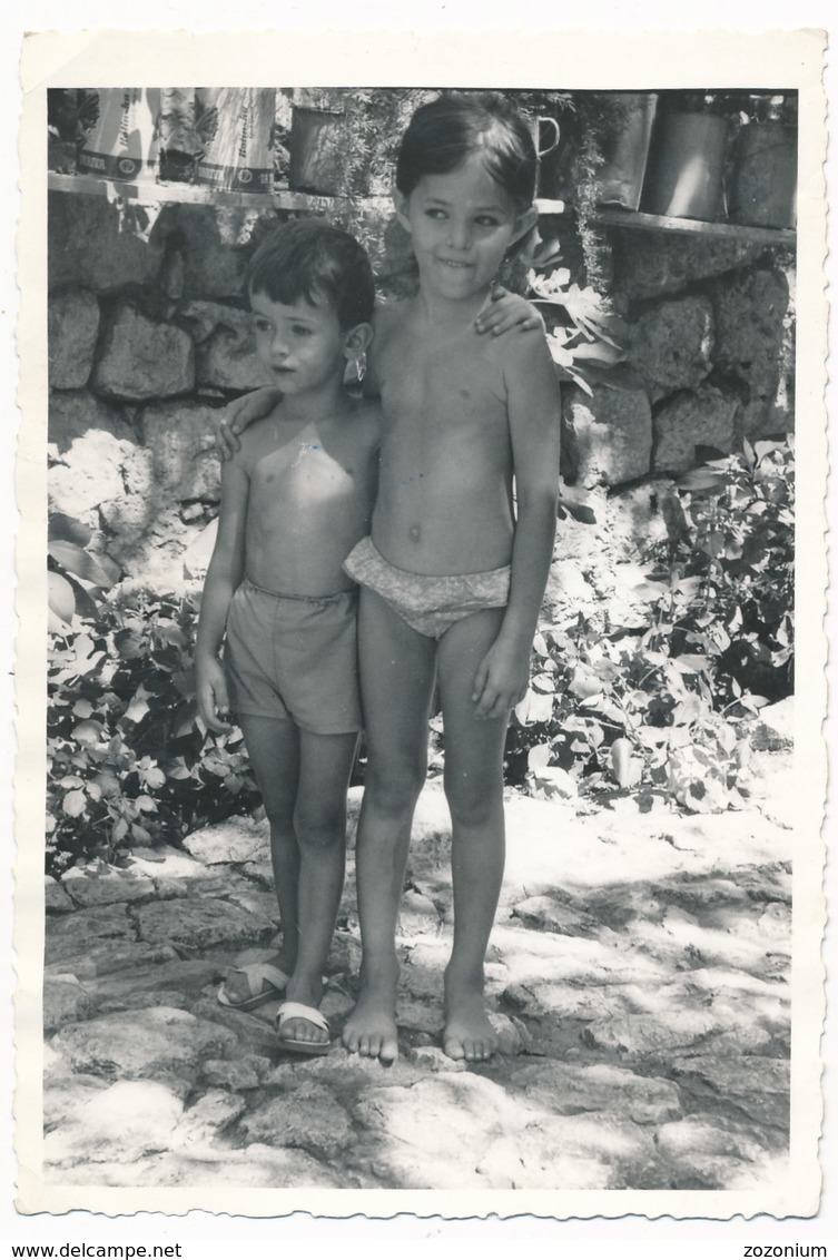 REAL PHOTO -  Kid Girl And Boy On Beach Enfants Fillette Et Garcon Sur La Plage ORIGINAL - Personnes Anonymes