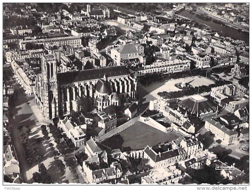 02 - SOISSONS : Vue Aérienne - CPSM Dentelée Noir Et Blanc Grand Format - Aisne - Soissons