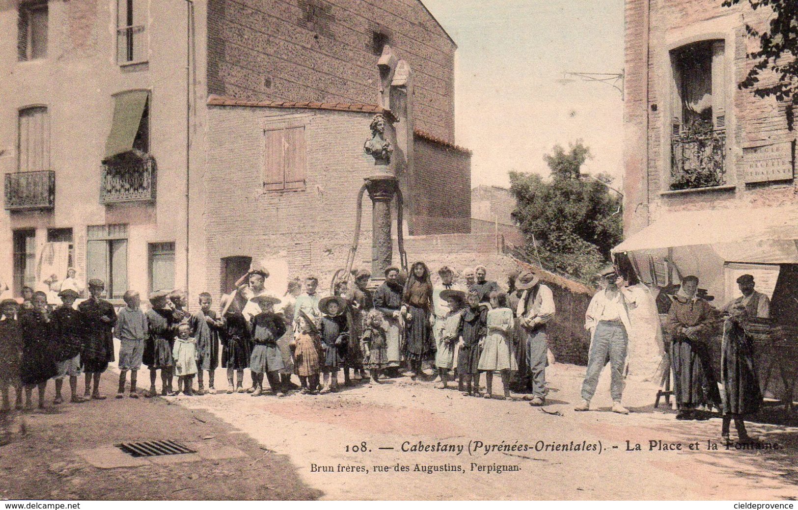 CABESTANY. La Place Et La Fontaine. (marchand, Panneau "Régie Recette Buraliste", Enfants, Belle Animation). - Cabestany