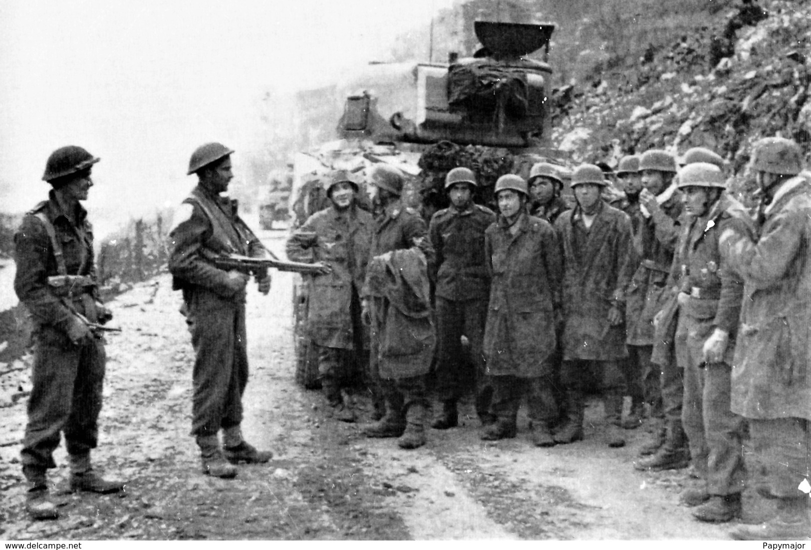 Militaria WW2 -Paras Allemands Prisonniers Des Néo-zélandais En Crète En Mai 1941 - 1939-45