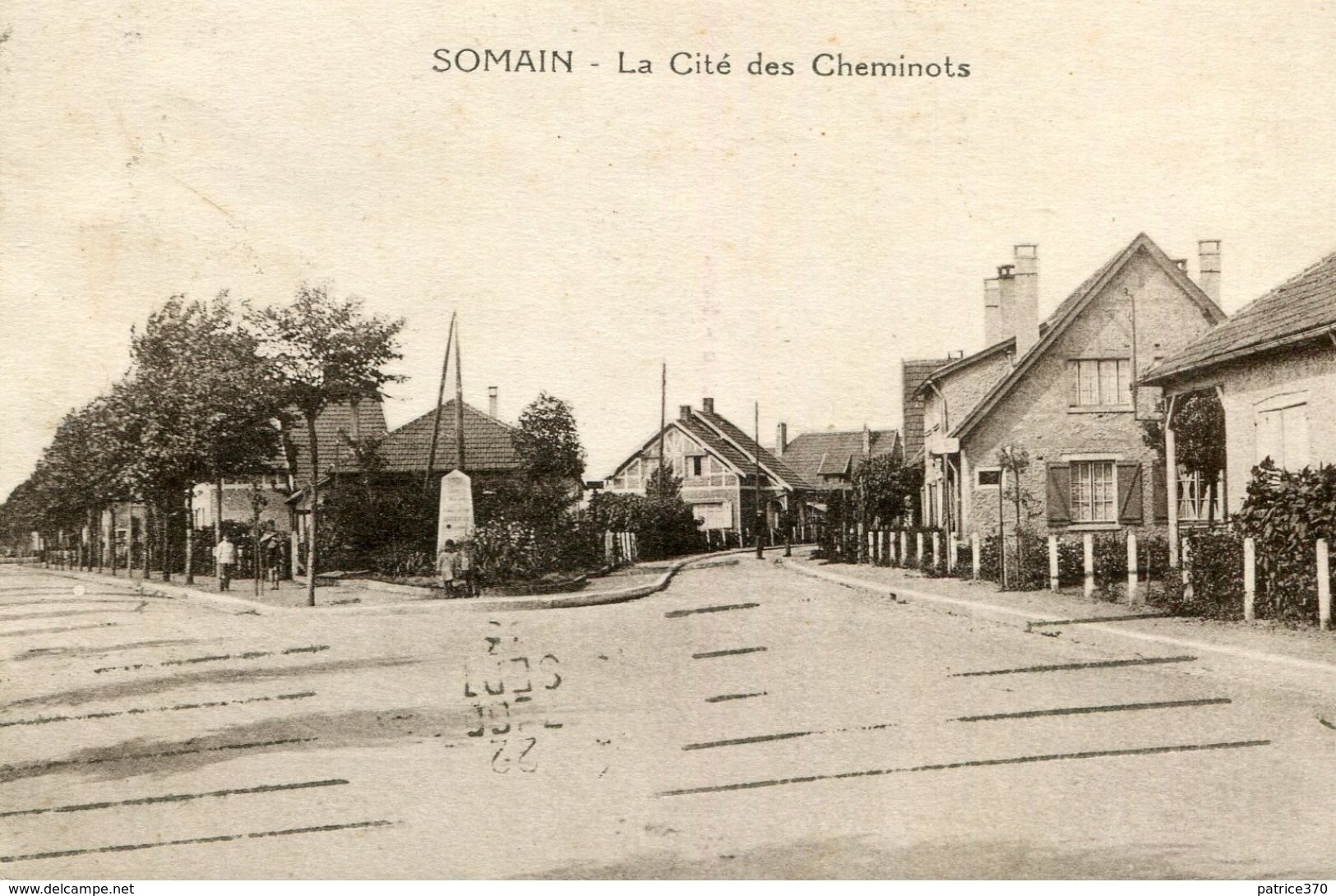 SOMAIN - La Cité Des Cheminots Un Monument En Angle De Rues - Other & Unclassified