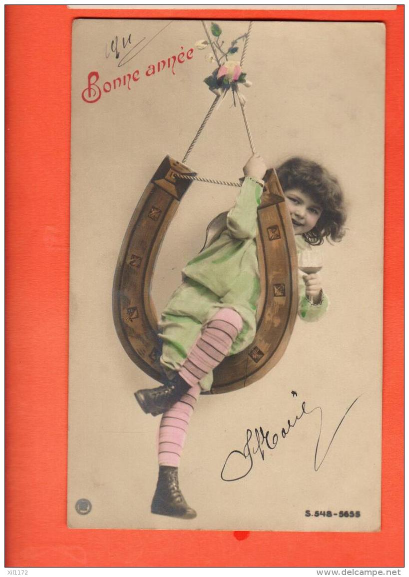GBM-06  Bonne Année, Enfant Dans Un Fer à Cheval Comme Balançoire. Circulé Sous Enveloppe En 1911 - New Year