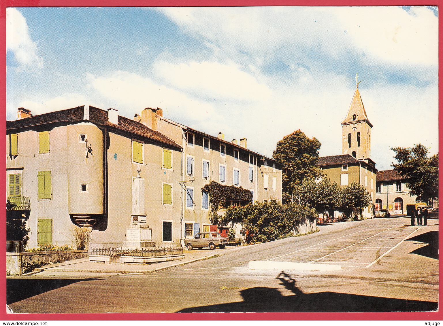 CPM- 81 - ANGLES - La PLACE Et Le MONUMENT Aux MORTS * SIMCA 1000*   *SUP** 2 SCANS* - Angles