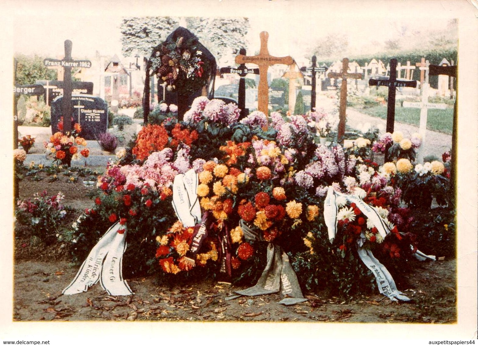 Photo Couleur Originale B.B. Mortem, Cimetière Et Pierres Tombales Un Jour D'enterrement Et Gerbes De Fleurs Chrysantème - Objects