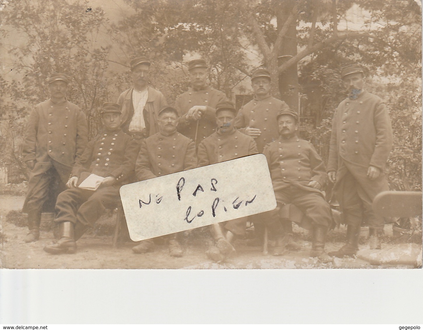 COQUELLES - Des Militaires Qui Posent En 1915 ( Carte-photo )  Rare - Autres & Non Classés