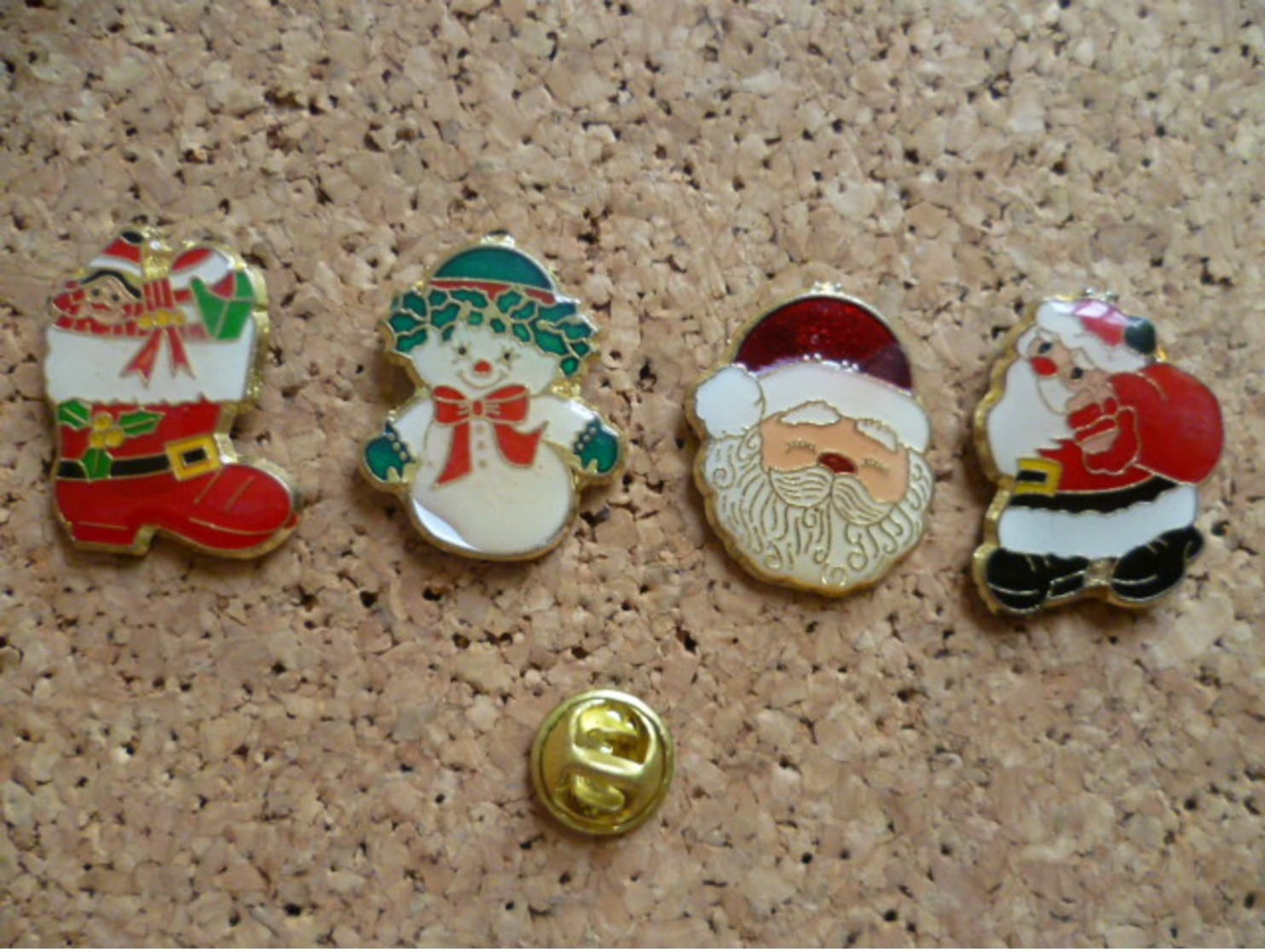 Lot De 4 Pin's ** Noel  ** Pere Noel,bonhomme De Neige  (avec Attaches) - Lotti