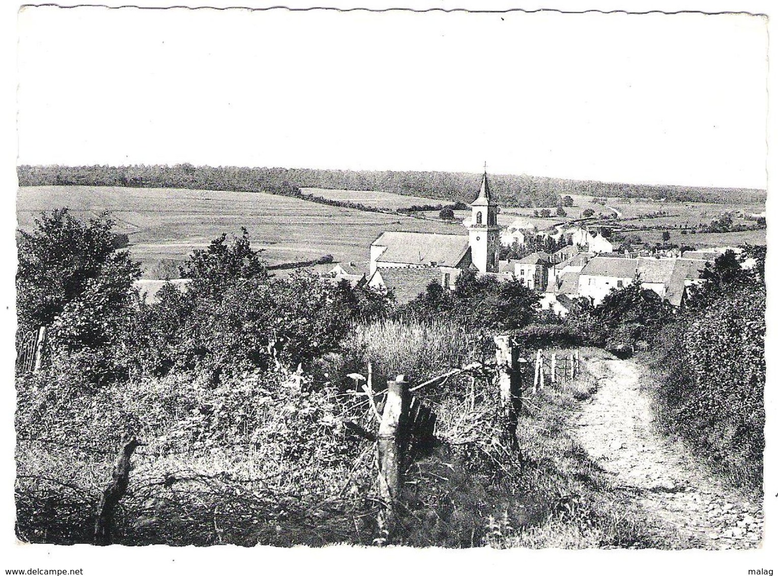 Oignies-en-Thiérache  Autour De L'Eglise - Viroinval