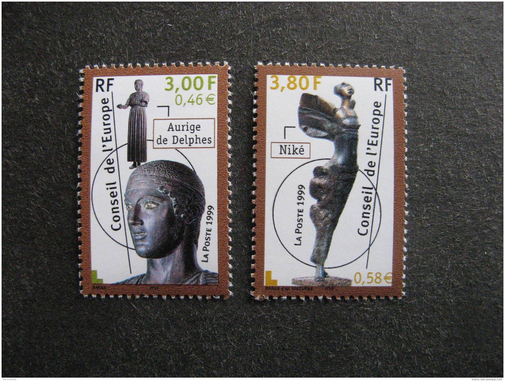 TB Paire De Timbres De Service N° 120 Et N°121, Neufs XX . - Neufs