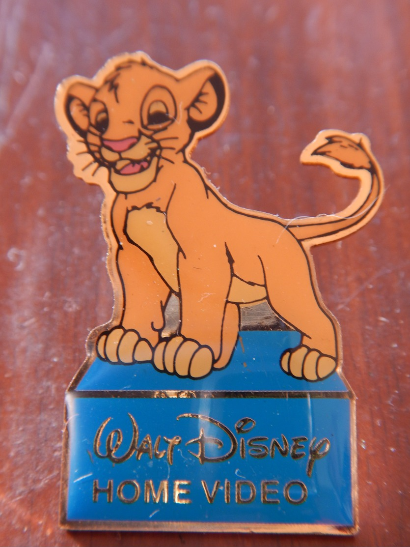 Pin's WALT DISNEY HOMME VIDEO Le Roi Lion - Disney