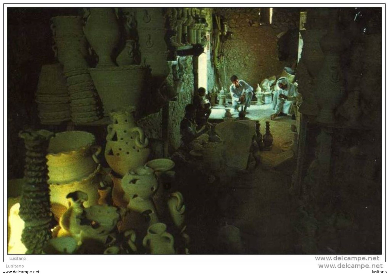 Bahrain - Potter At A` Ali - Potier Poterie Artisanat Artisan ( 2 Scans ) - Baharain