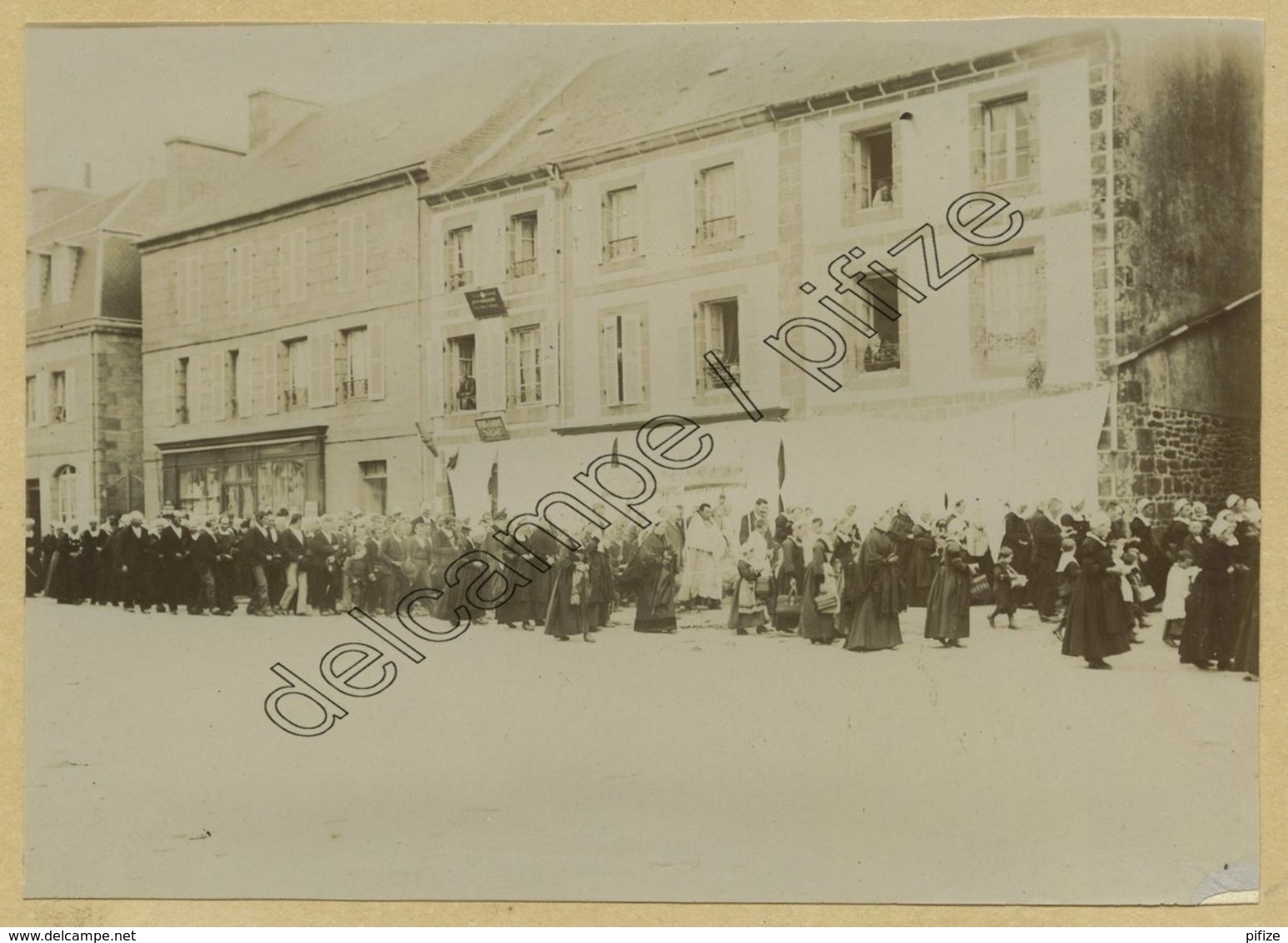 (Bretagne) Finistère. Huelgoat. Procession Sur La Place. Citrate Circa 1900. - Lieux