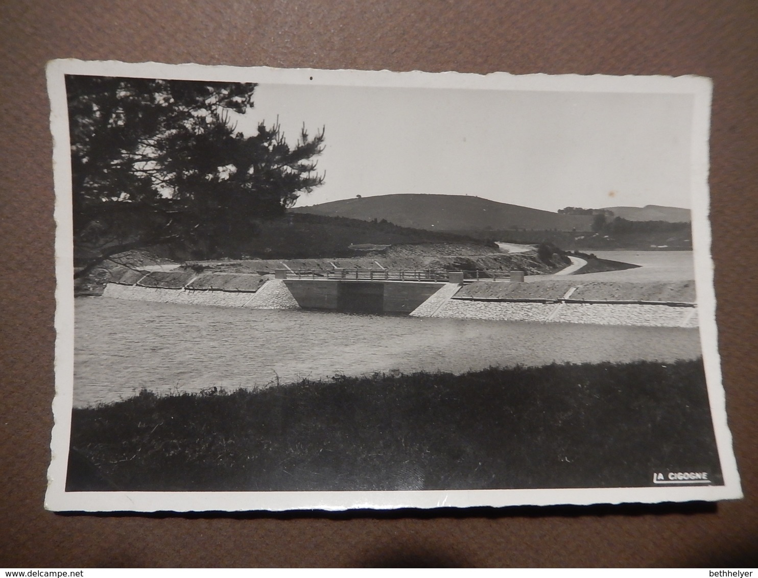 23 - RARE - FAUX LA MONTAGNE - SUR LA ROUTE DE PEYRELEVADE - LE LAC DE LA CHANDOUILLE - 1952  - R13454 - Other & Unclassified