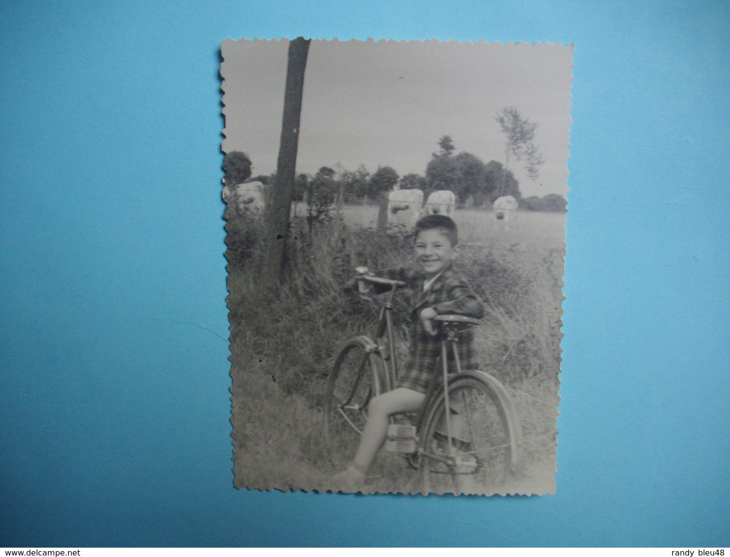 PHOTOGRAPHIE  Jeux Et Jouets  -  La Bicyclette  -  Decize -  58 -   8,7 X 11,6 Cms  -  1957  - - Jeux Et Jouets