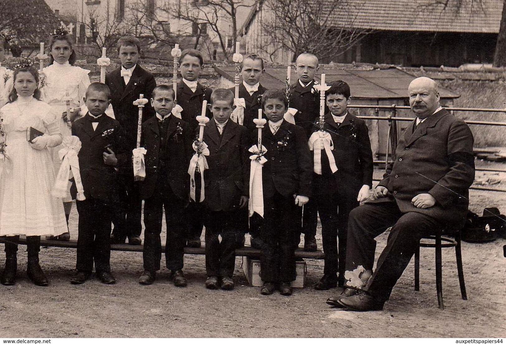 Grande Photo Originale Communiants & Communiantes - Maire Et Curé à Chaque Bout - Légende Dos Vers 1920 - Personnes Identifiées