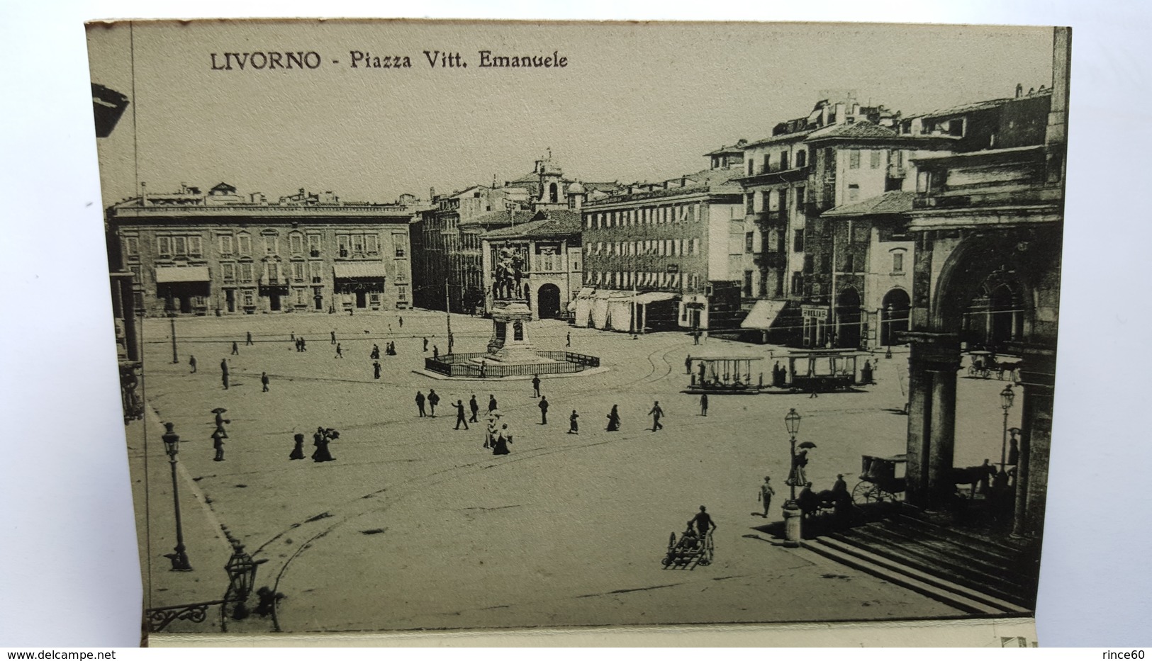 TRES BEAU CARNET DE 24 CARTES POSTALES de la ville de LIVORNO