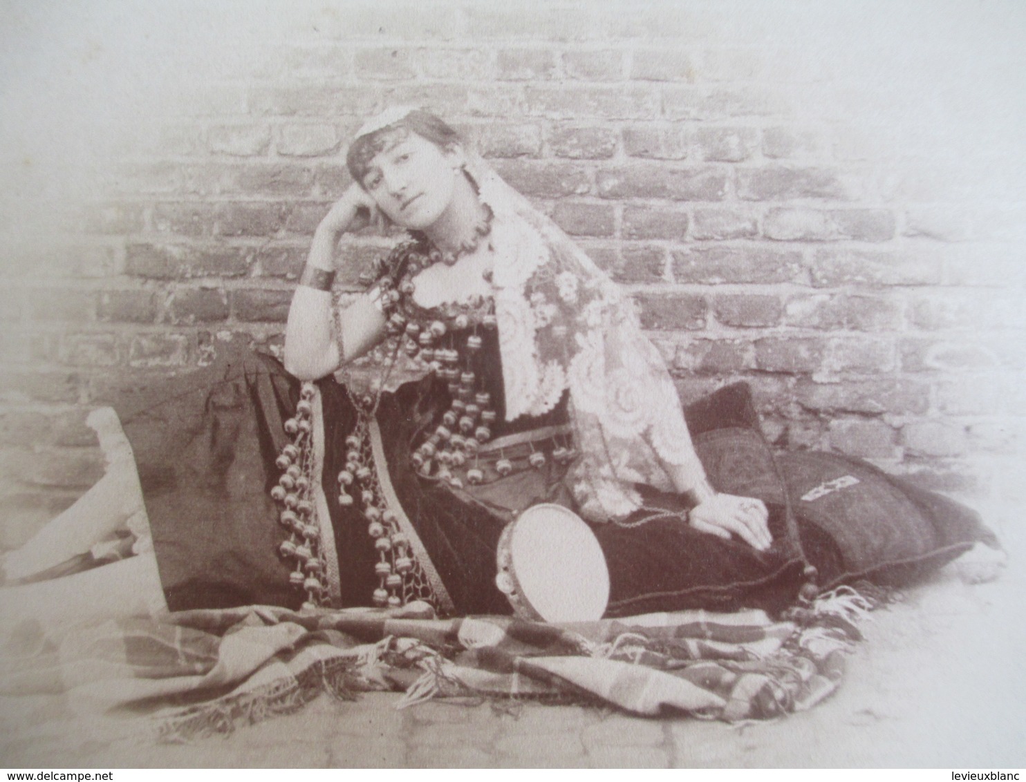 Photographie Ancienne Montée Sur Carton / Danseuse Berbére Au Repos ? / Vers 1880-1900        PHOTN323 - Anciennes (Av. 1900)