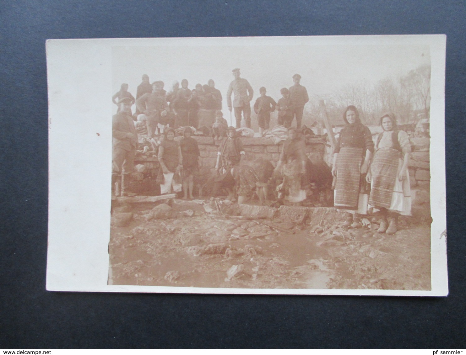 AK Echtfoto Feldpostkarte 1.WK Bulgarien Soldaten Und Einheimische. Frauen Und Kinder! - Personnages