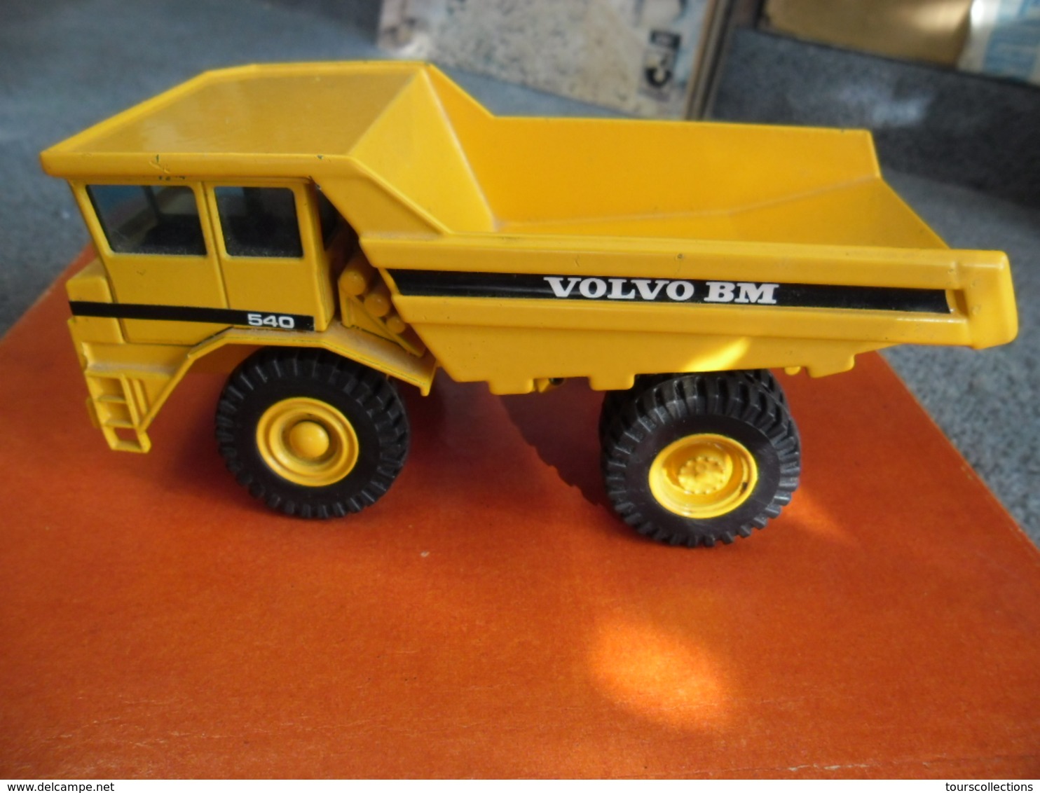 CAMION VOLVO BM 540 Au 1/50 à Réparer Ou Pour Pièces (la Roue Est Juste à Refixer) Poids 540 Gr Benne Mobile Avec Vérins - LKW, Busse, Baufahrzeuge