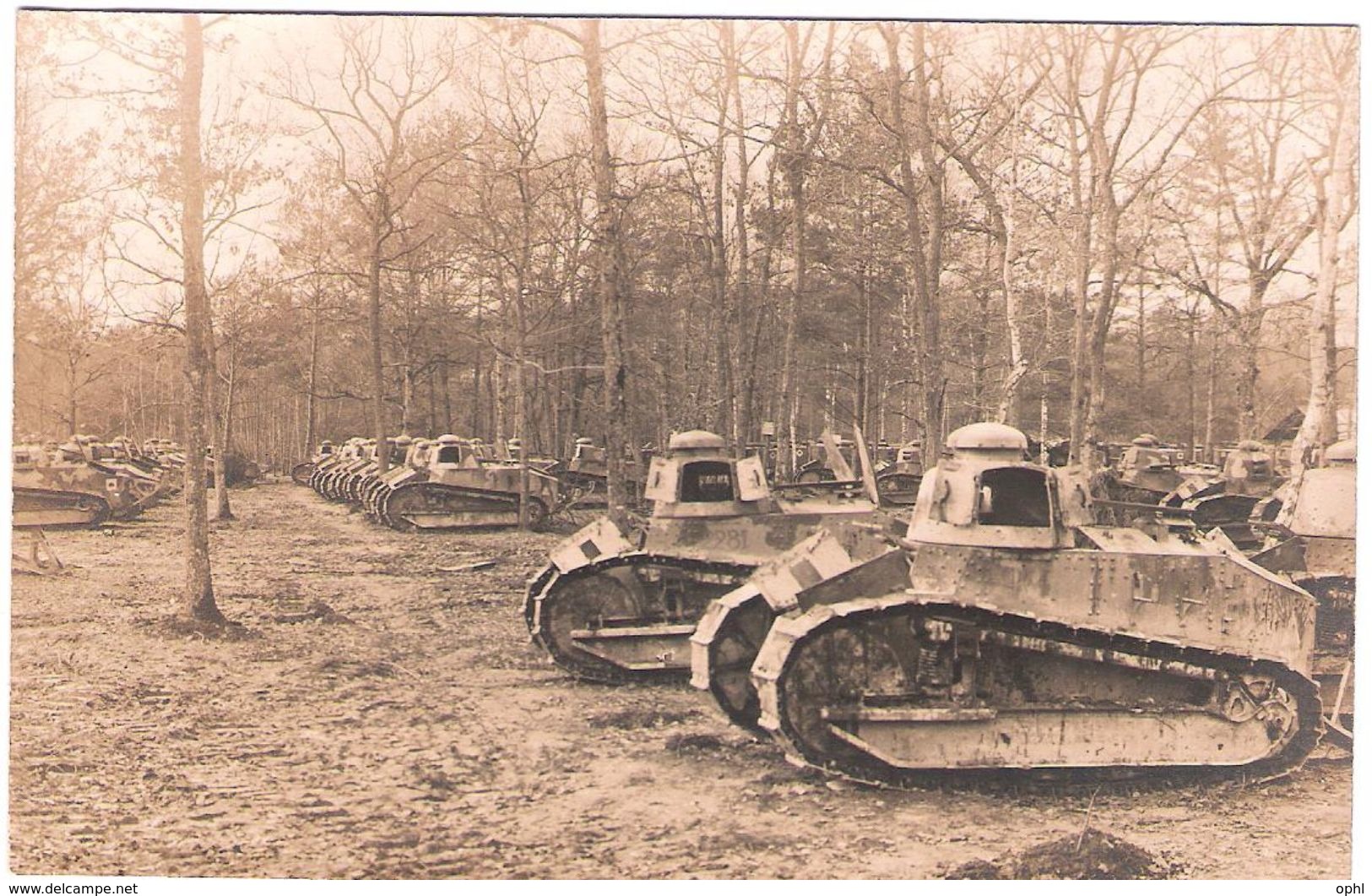 Carte Photo Parc Ferraillage Chars Renault FT 17 (?) Vue 2 - Guerre 1914-18
