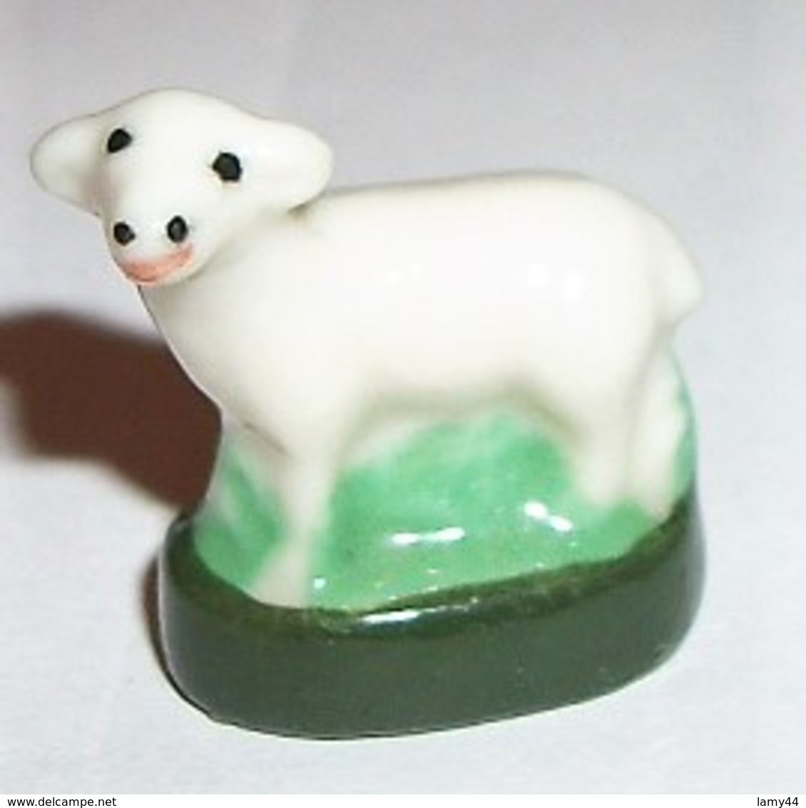 Mouton ( Léger éclat Derrière Au Bas Du Socle (BW) - Animaux