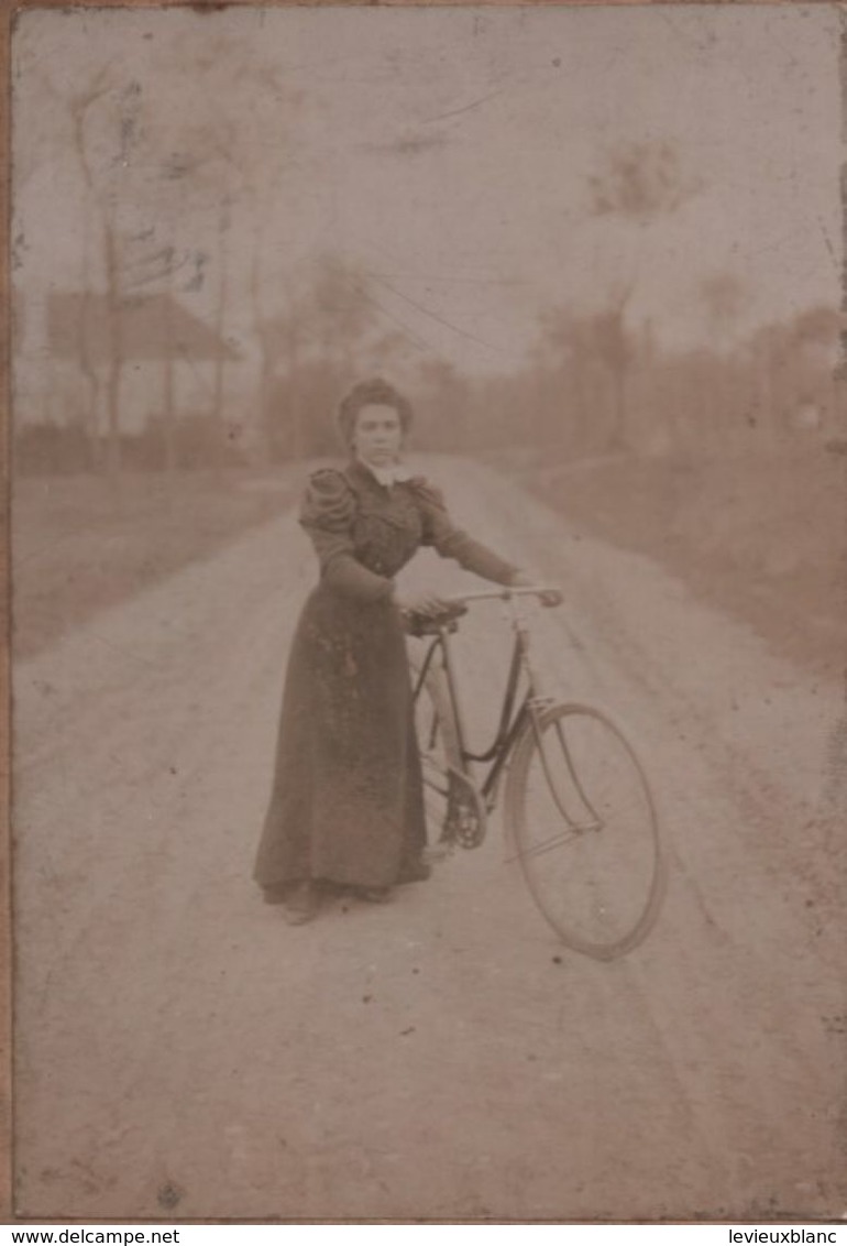 Photographie Montée Sur Carton  / Femme Posant Avec Sa Bicyclette /Rachel FASQUEL/ Vers 1880-1900     PHOTN336 - Anciennes (Av. 1900)