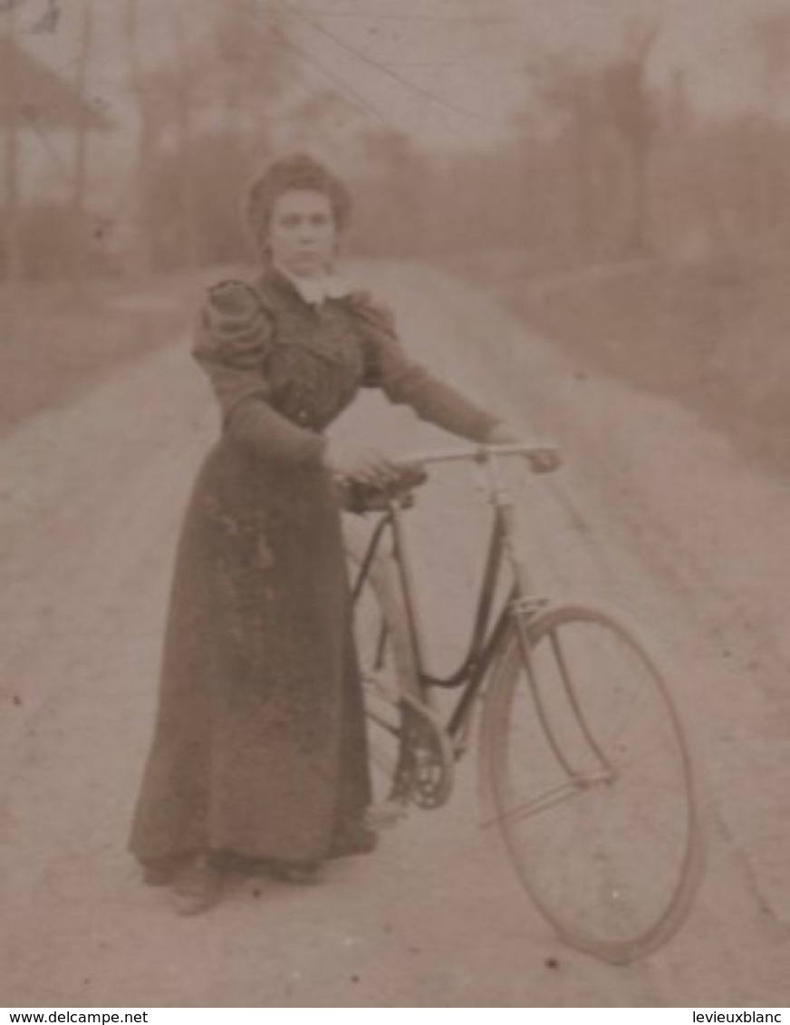 Photographie Montée Sur Carton  / Femme Posant Avec Sa Bicyclette /Rachel FASQUEL/ Vers 1880-1900     PHOTN336 - Anciennes (Av. 1900)