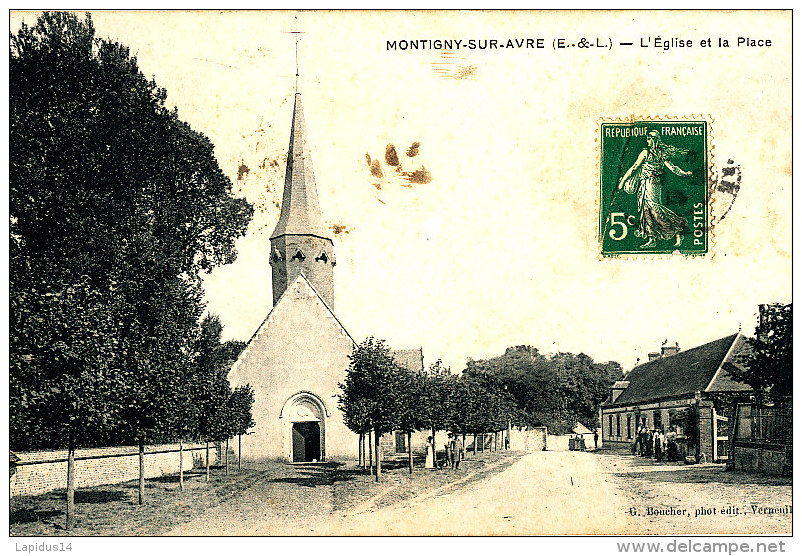 AJ 866 -  C P A -MONTIGNY SUR AVRE   (28)  L'EGLISE ET LA PLACE - Montigny-sur-Avre