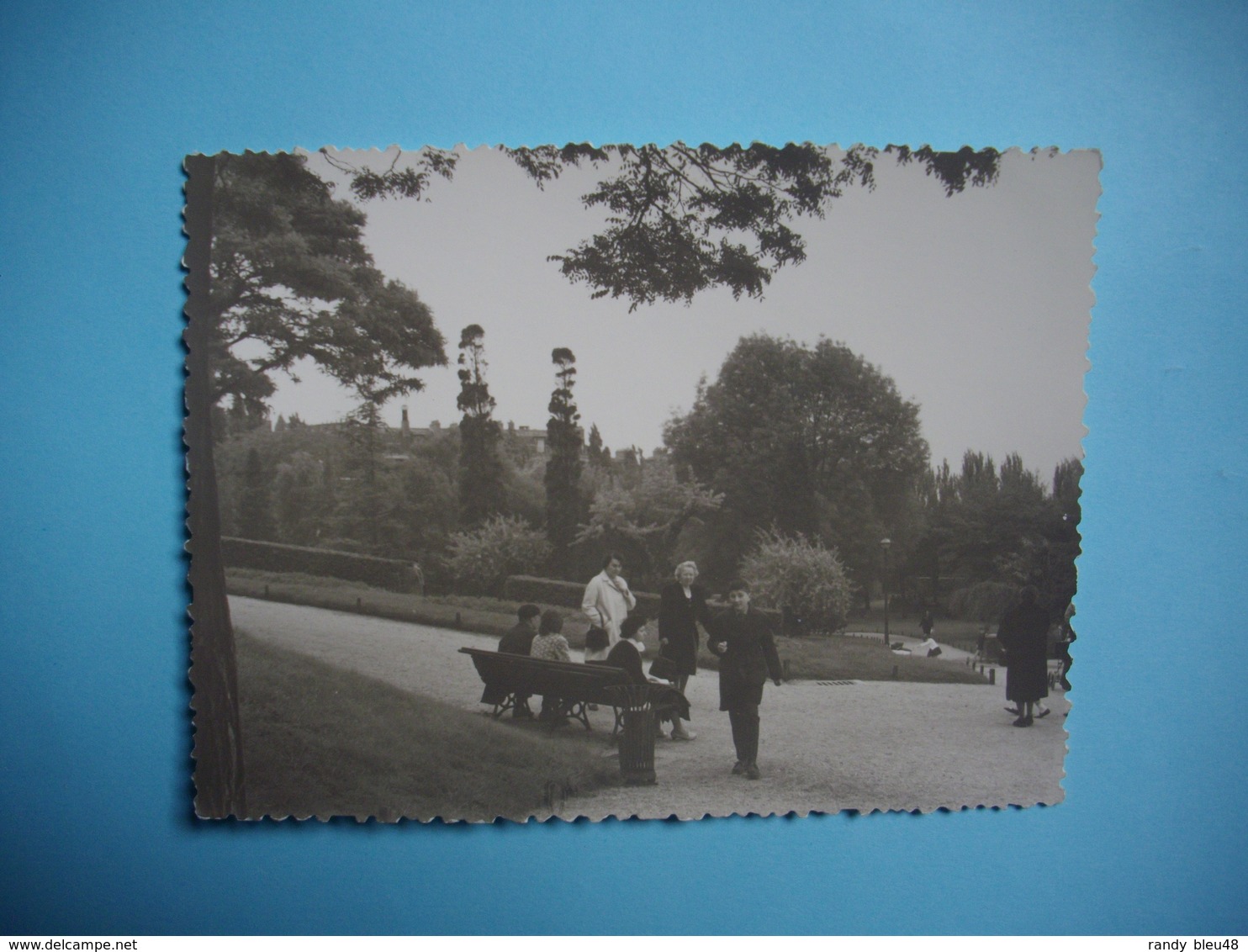 PHOTOGRAPHIE   -  PARIS  -  75  -  Square De La Butte Au Chapeau Rouge  - 1963  -  8,8 X 12 Cms - Places, Squares