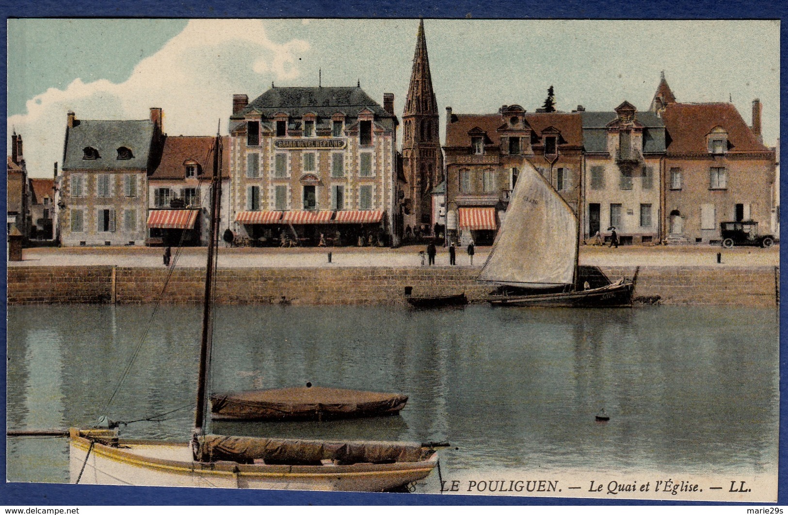 44 LE POULIGUEN Le Quai Et L'église ; Voiture, Commerces, Voiliers - Animée - Colorisée - Le Pouliguen