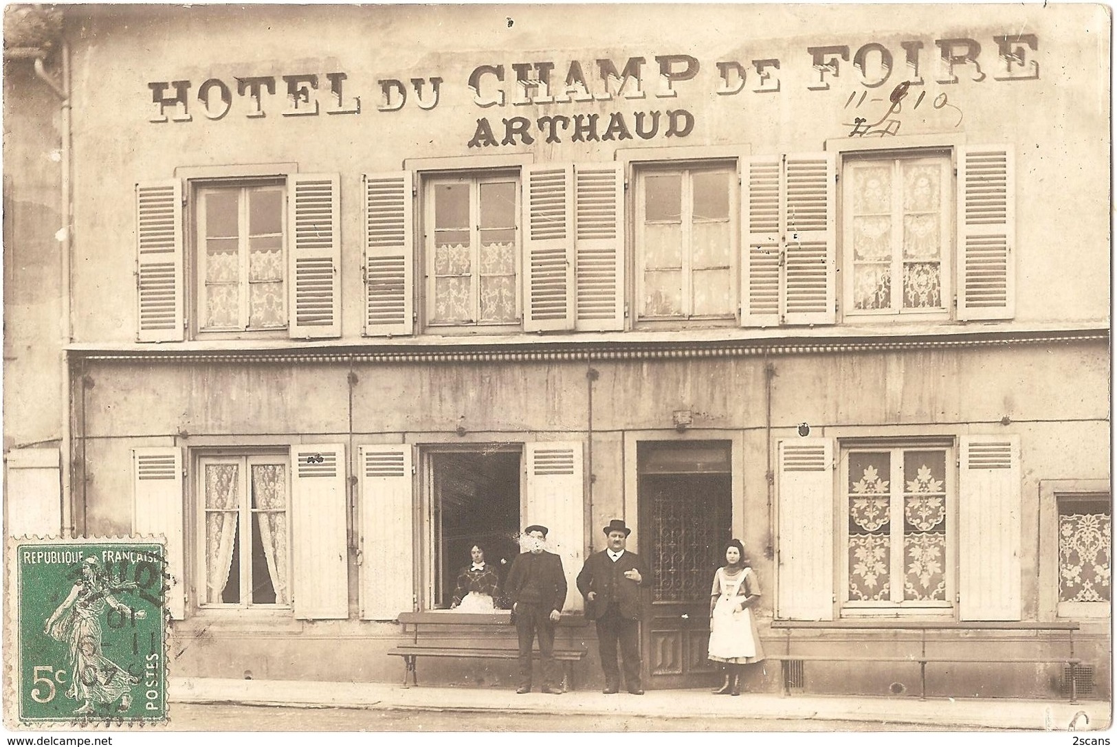 Dépt 42 - CHARLIEU (15 Place De La Bouverie) - CARTE-PHOTO Hôtel Du Champ De Foire (maison ARTHAUD) - Devanture - Charlieu