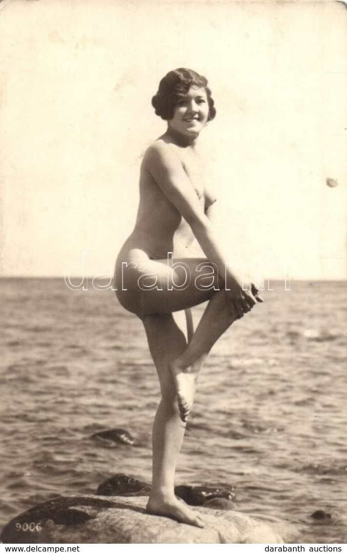 ** T2 Erotic Nude Lady On The Beach, Original Vintage Photo - Zonder Classificatie