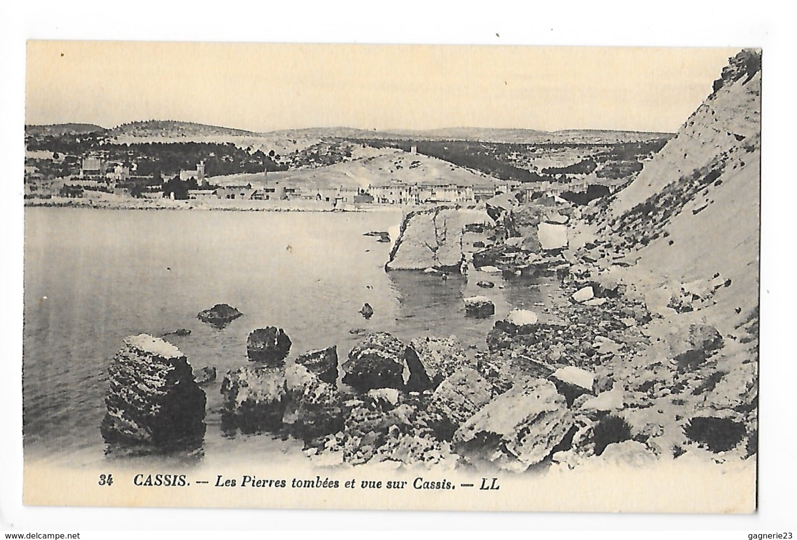 CASSIS (cpa 13)  Les Pierres Tombées Et Vue Sur Cassis - Cassis