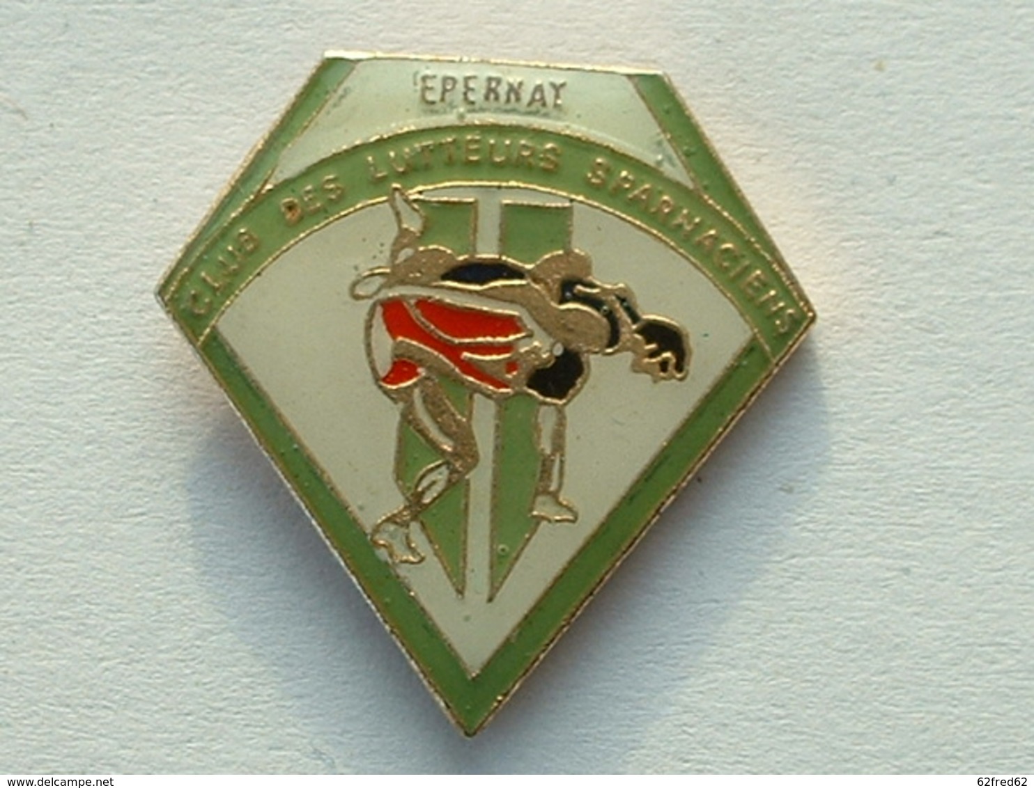 Pin's  LUTTE - EPERNAY - CLUB DES LUTTEURS SPARWACIENS - Lotta