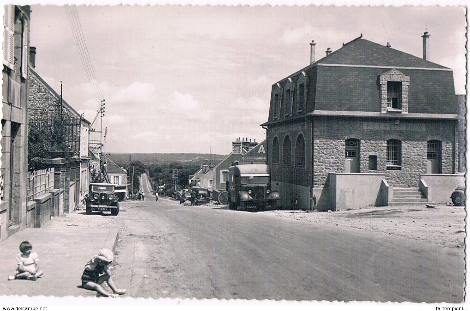 Les Pieuxle Bas Du Bourg Et La Poste (Années50) - Autres & Non Classés